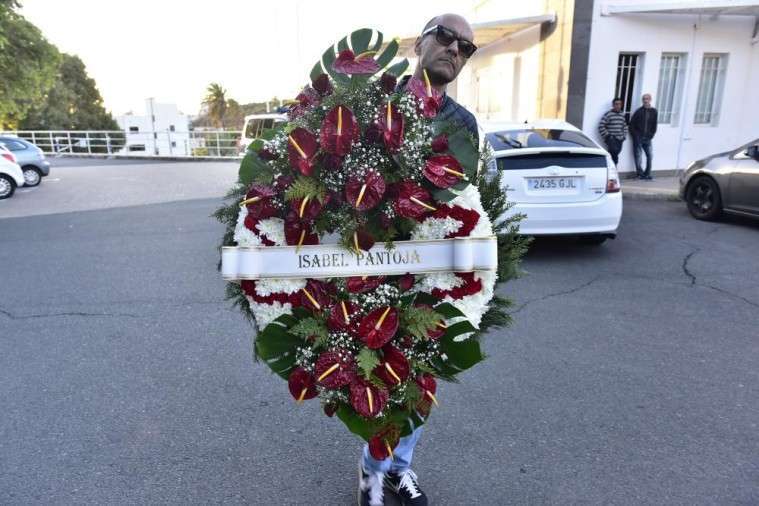 Juanfra Suárez porta la corona para Rosa Delia Nuez (Foto Arcadio Suárez-C7)