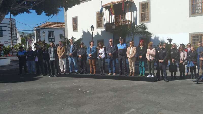 Concentración de repulsa en la plaza de San Juan (Foto TA)
