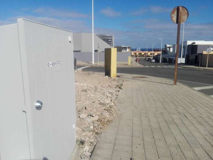 Imagen de uno de los cajetines de telefonía que ha instalado Movistar en la calle Daniel Verona (Foto TA)