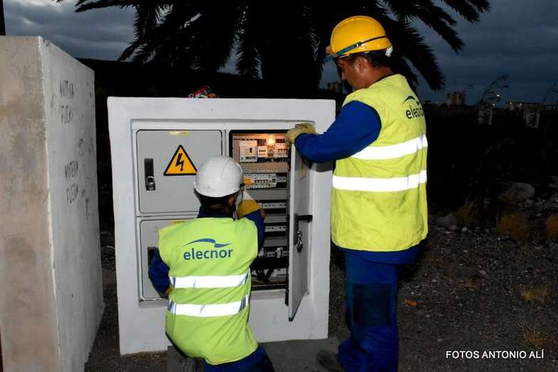 Archivo. Operarios en un cuadro eléctrico (Foto TA)