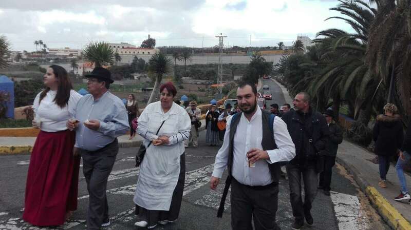 La romería partió de la vía de acceso al barrio en dirección hacia el templo (Foto Carmelo Santana)