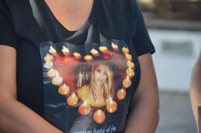 La imagen de Yurena López estampada en una camiseta negra durante la marcha silenciosa que celebró en noviembre pasado en Telde (Foto TA)