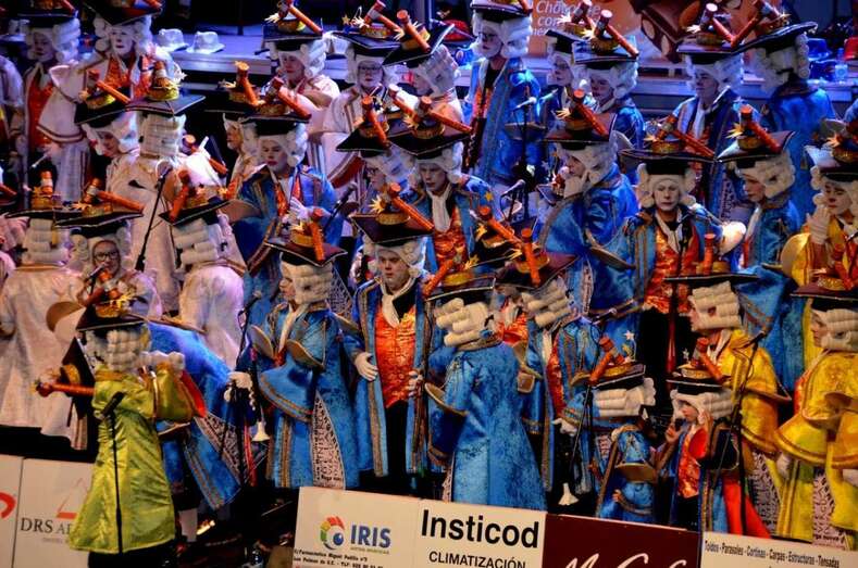 Los Nietos de Sarymanchez, con el disfraz que lucirán esta noche (Foto TA)