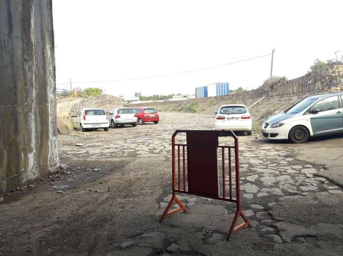 Vehículos aparcados de nuevo en el canal de Ojos de Garza (Foto TA)