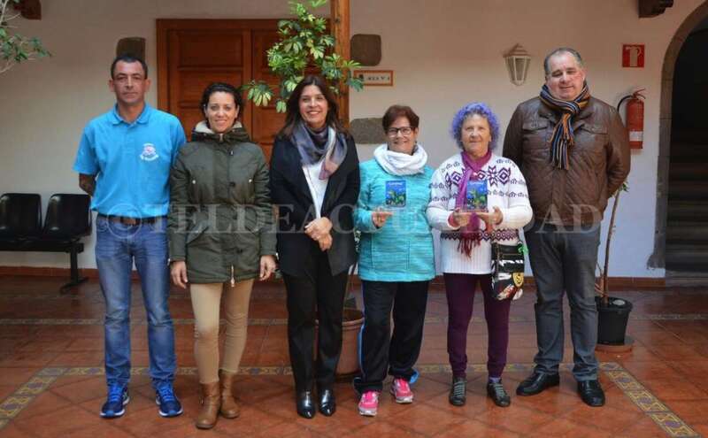 La alcaldesa y el concejal de Festejos con miembros de la comparsa (Foto TA)