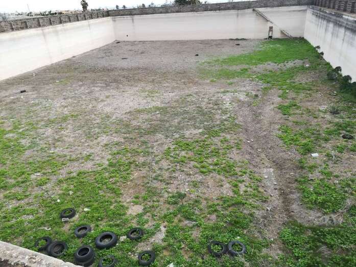 Estanque abandonado próximo al colegio del Callejón del Castillo (Foto TA)