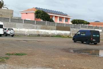 Estanque abandonado junto al colegio del Callejón del Castillo (Foto TA)
