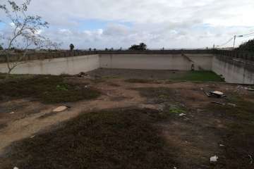 Estanque abandonado junto al colegio del Callejón del Castillo (Foto TA)