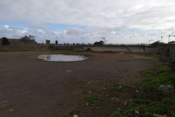 Estanque abandonado junto al colegio del Callejón del Castillo (Foto TA)