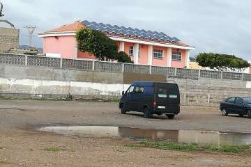 Estanque abandonado junto al colegio del Callejón del Castillo (Foto TA)