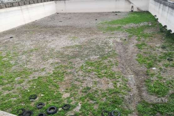 Estanque abandonado junto al colegio del Callejón del Castillo (Foto TA)