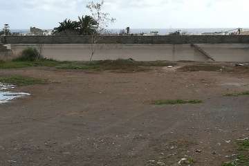 Estanque abandonado junto al colegio del Callejón del Castillo (Foto TA)