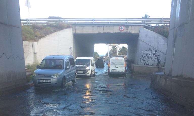 Los conductores se las ven y se las desean para llegar a zona segura con sus vehículos (Foto TA)