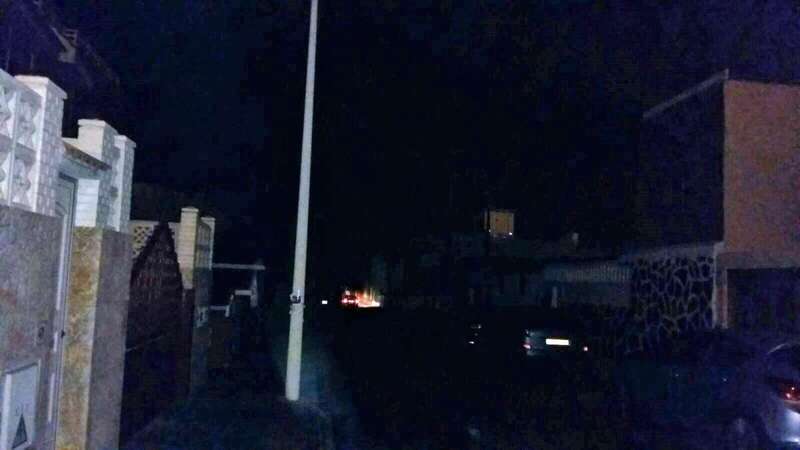 Calle de La Rosa, sin luz, hace unos minutos (Foto TA)