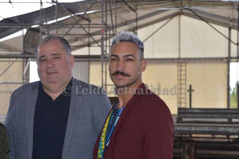 El concejal Juan Martel (i) con el diseñador Nauzet Afonso, de Telde (Foto TA)