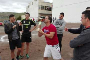 Tara despide sus fiestas con un partido de fútbol y un asadero popular (Foto Carmelo Santana Suárez)