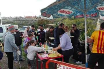 Tara despide sus fiestas con un partido de fútbol y un asadero popular (Foto Carmelo Santana Suárez)