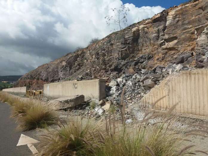Derrumbe de rocas sobre la acera (Foto TA)