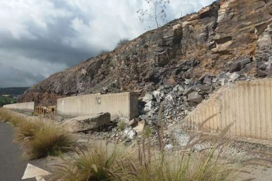 Derrumbe sin arreglar desde octubre de 2015 en Jinámar (Foto TA)
