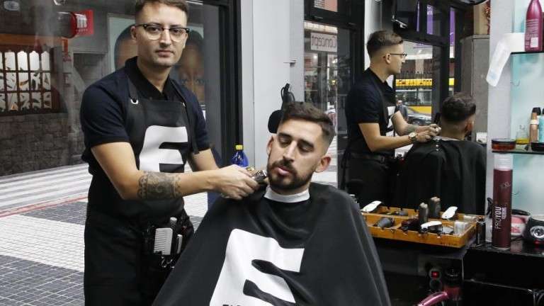 En la imagen, Maikel Santos en plena faena con un cliente (Foto Francisco Socorro/C7)