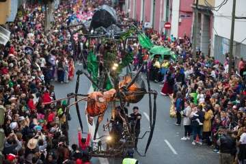 La comparsa Los Diamantes, de Telde, abre el coso carnavalero infantil de la capital (Foto TA/Lpcarnaval)