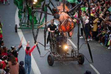 La comparsa Los Diamantes, de Telde, abre el coso carnavalero infantil de la capital (Foto TA/Lpcarnaval)