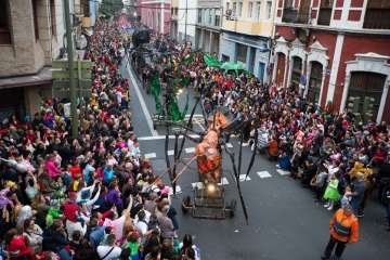 La comparsa Los Diamantes, de Telde, abre el coso carnavalero infantil de la capital (Foto TA/Lpcarnaval)