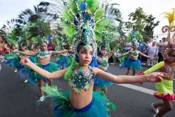 La comparsa Los Diamantes, de Telde, abre el coso carnavalero infantil de la capital (Foto TA/Lpcarnaval)