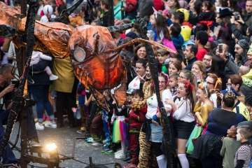 La comparsa Los Diamantes, de Telde, abre el coso carnavalero infantil de la capital (Foto TA/Lpcarnaval)