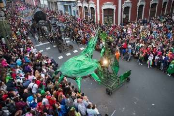 La comparsa Los Diamantes, de Telde, abre el coso carnavalero infantil de la capital (Foto TA/Lpcarnaval)