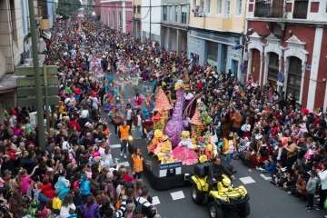 La comparsa Los Diamantes, de Telde, abre el coso carnavalero infantil de la capital (Foto TA/Lpcarnaval)
