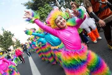La comparsa Los Diamantes, de Telde, abre el coso carnavalero infantil de la capital (Foto TA/Lpcarnaval)