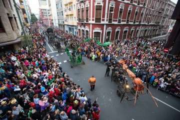 La comparsa Los Diamantes, de Telde, abre el coso carnavalero infantil de la capital (Foto TA/Lpcarnaval)