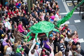 La comparsa Los Diamantes, de Telde, abre el coso carnavalero infantil de la capital (Foto TA/Lpcarnaval)