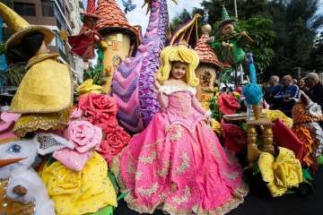 La comparsa Los Diamantes, de Telde, abre el coso carnavalero infantil de la capital (Foto TA/Lpcarnaval)