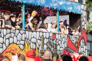 La comparsa Los Diamantes, de Telde, abre el coso carnavalero infantil de la capital (Foto TA/Lpcarnaval)
