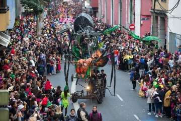 La comparsa Los Diamantes, de Telde, abre el coso carnavalero infantil de la capital (Foto TA/Lpcarnaval)