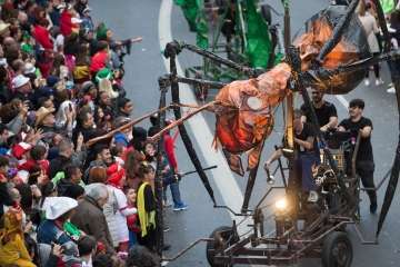 La comparsa Los Diamantes, de Telde, abre el coso carnavalero infantil de la capital (Foto TA/Lpcarnaval)