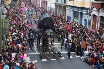 La comparsa Los Diamantes, de Telde, abre el coso carnavalero infantil de la capital (Foto TA/Lpcarnaval)