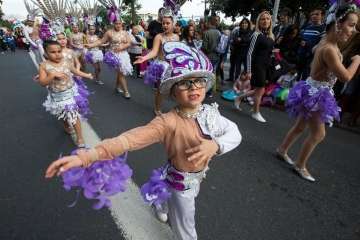 La comparsa Los Diamantes, de Telde, abre el coso carnavalero infantil de la capital (Foto TA/Lpcarnaval)