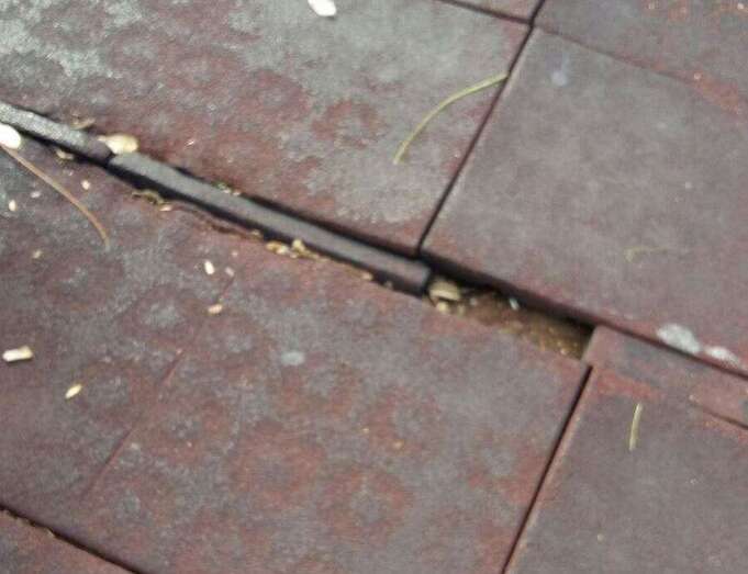 Imagen del mal estado que presenta el pavimento del parque infantil (Foto TA)