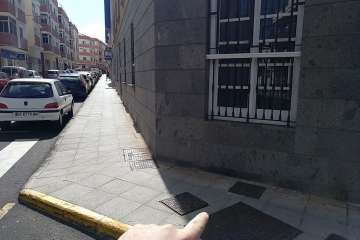 Una mujer se fisura la nariz al tropezar en San Juan con una tapa desnivelada de telefonía (Foto TA)