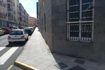 Una mujer se fisura la nariz al tropezar en San Juan con una tapa desnivelada de telefonía (Foto TA)