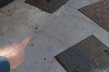 Una mujer se fisura la nariz al tropezar en San Juan con una tapa desnivelada de telefonía (Foto TA)