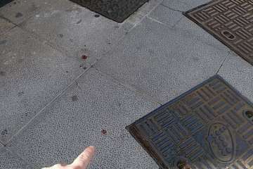 Una mujer se fisura la nariz al tropezar en San Juan con una tapa desnivelada de telefonía (Foto TA)