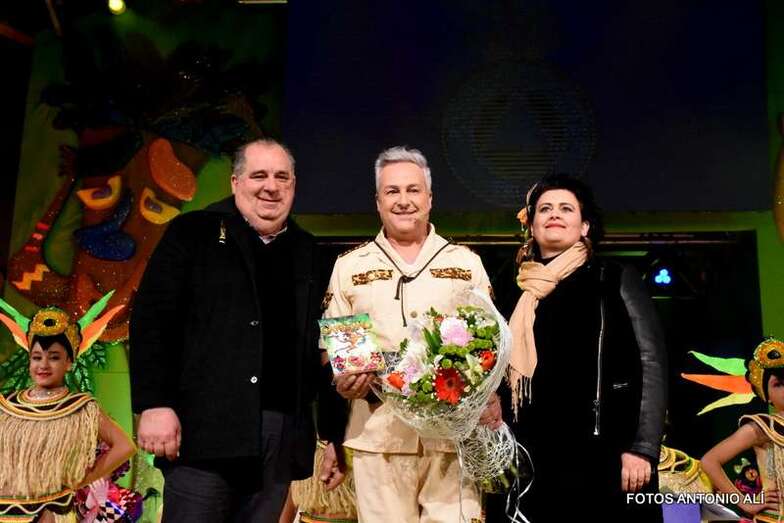 El pregonero Roberto Herrera con la vicealcaldesa Celeste López y el concejal de Festejos, Juan Martel (Foto Antonio Alí)