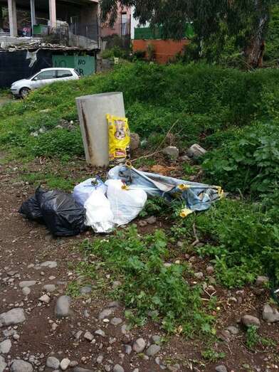 Los vecinos siguen dejando la basura en el punto donde estaban los contenedores (Foto TA)