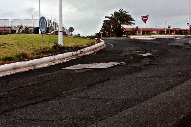 Plancha metálica peligrosa cerca de la rotonda de Melenara (Foto Canariasenmoto.com)