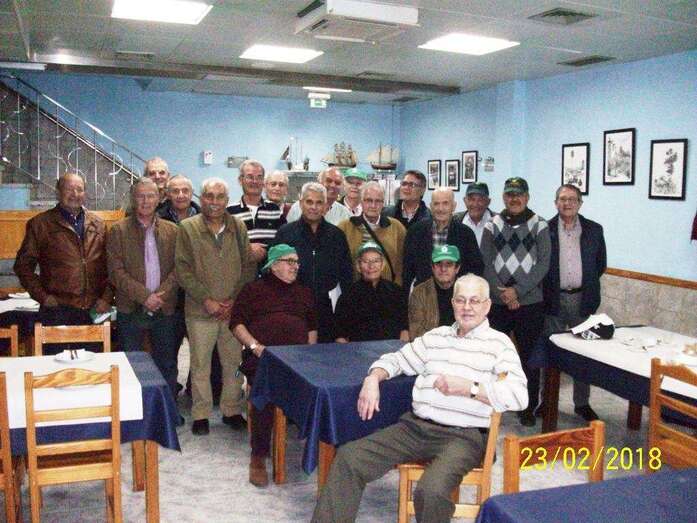 Los jubilados de Cartisa con Perico, el dueño del restaurante (Foto TA)