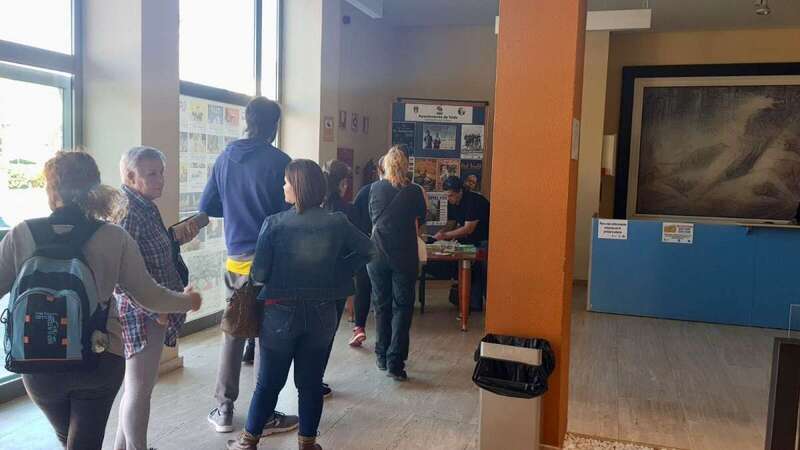 Colas en la Casa de la Cultura para adquirir las entradas de la Gala Drag (Foto TA)